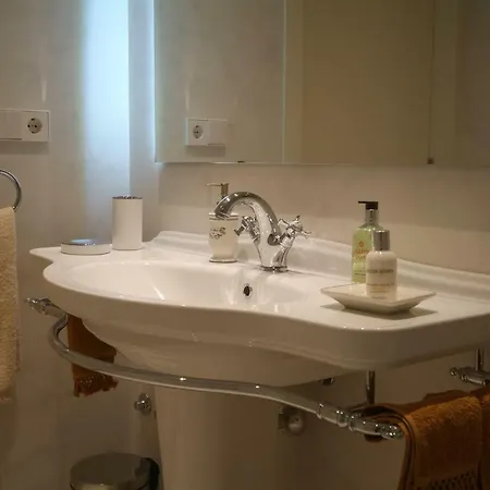 Beautifully Furnished Luxury In Barri Vell, Apartment